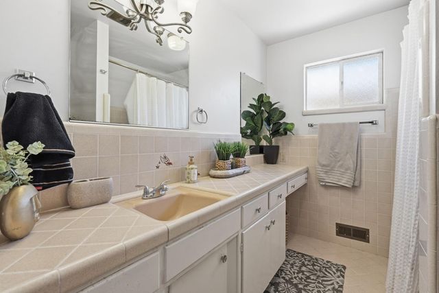 7320 Putnam Way, Sacramento, CA 95822