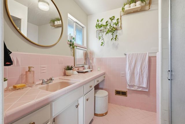 7320 Putnam Way, Sacramento, CA 95822