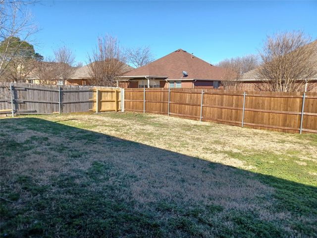 705 Crownpoint Lane, Arlington, TX 76002