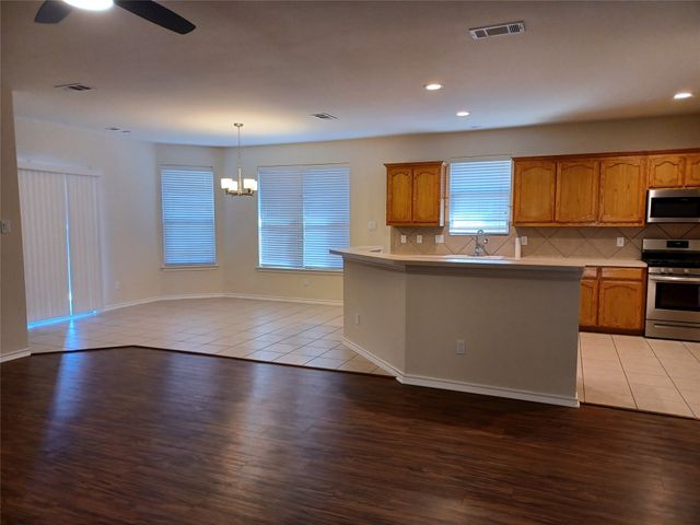 705 Crownpoint Lane, Arlington, TX 76002