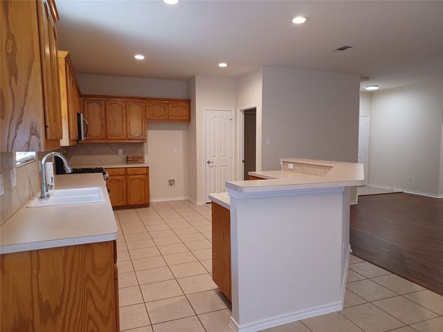 705 Crownpoint Lane, Arlington, TX 76002