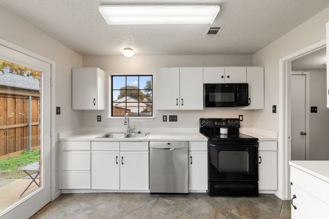 4231 Phoenix, Carrollton, TX 75010