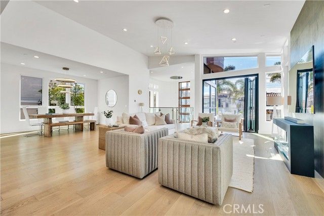 719 1st Place, Hermosa Beach, CA 90254