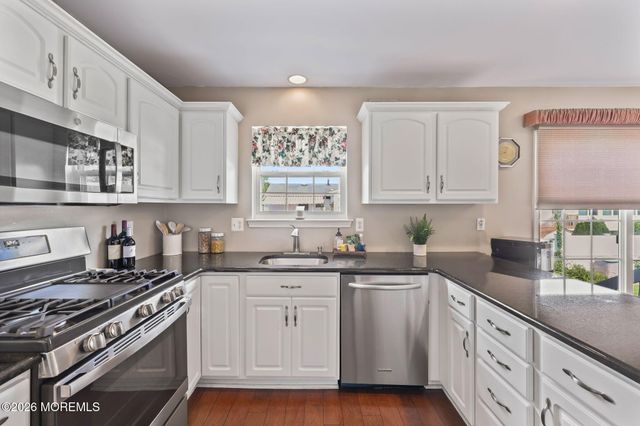 31 Kentucky Drive, Hazlet, NJ 07730