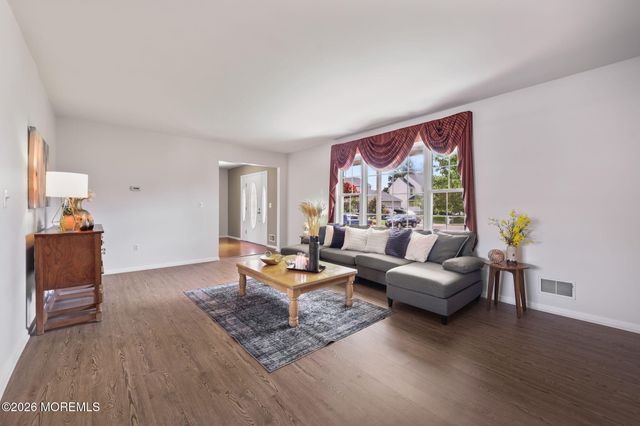 31 Kentucky Drive, Hazlet, NJ 07730