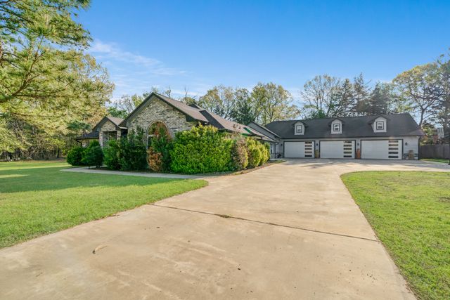 220 Laredo Drive, Reno, TX 75462