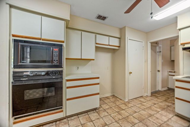 1106 Brookhollow Drive, Port Lavaca, TX 77979