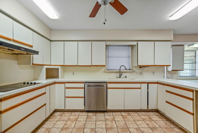 1106 Brookhollow Drive, Port Lavaca, TX 77979