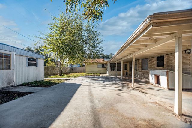 1106 Brookhollow Drive, Port Lavaca, TX 77979