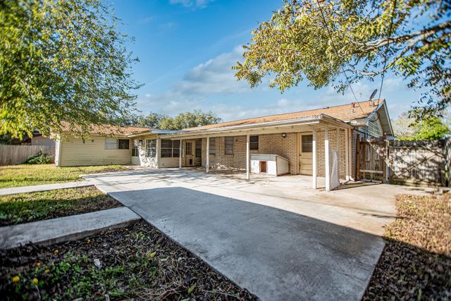 1106 Brookhollow Drive, Port Lavaca, TX 77979