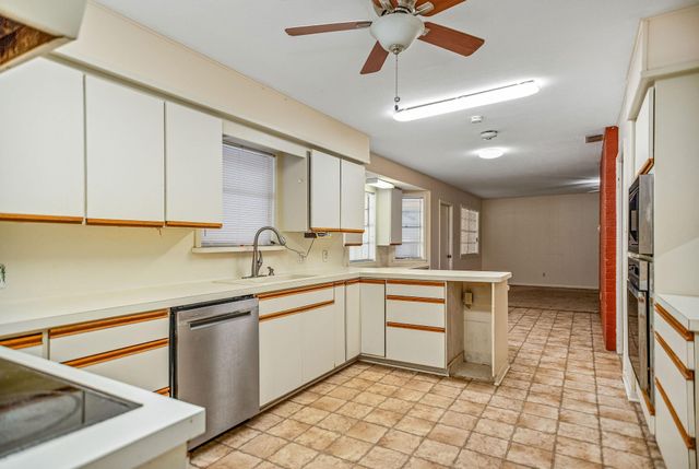 1106 Brookhollow Drive, Port Lavaca, TX 77979