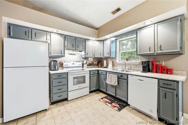 3006 Bluegrass Court, Jeffersonville, IN 47130