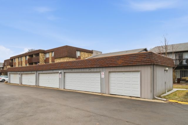 936 E Old Willow Road 104, Prospect Heights, IL 60070