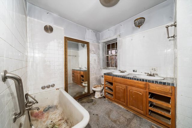 6943 S Euclid Avenue, Chicago, IL 60649