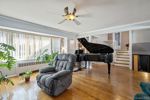 527 Alicia Drive, Westbury, NY 11590