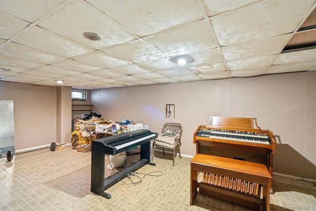 527 Alicia Drive, Westbury, NY 11590