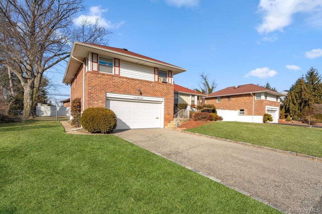 527 Alicia Drive, Westbury, NY 11590