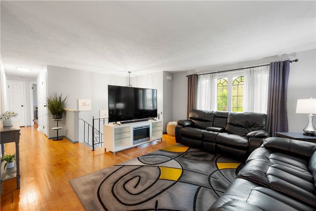 48 Woody Crest Dr, Whitehall, PA 15234