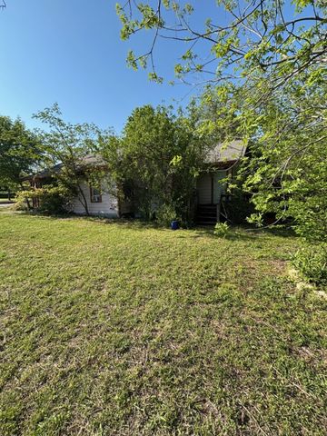 921 Country Club Road, Cleburne, TX 76033