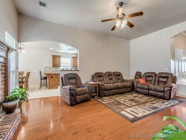 5129 S Skylane Drive W, Sand Springs, OK 74063