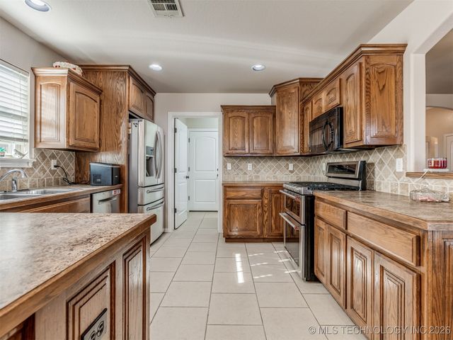 5129 S Skylane Drive W, Sand Springs, OK 74063