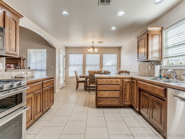 5129 S Skylane Drive W, Sand Springs, OK 74063