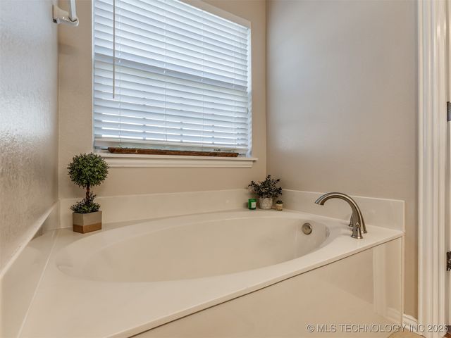 5129 S Skylane Drive W, Sand Springs, OK 74063