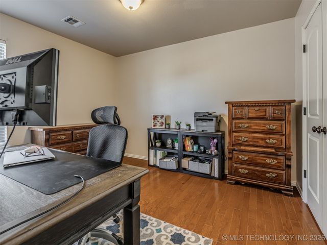 5129 S Skylane Drive W, Sand Springs, OK 74063