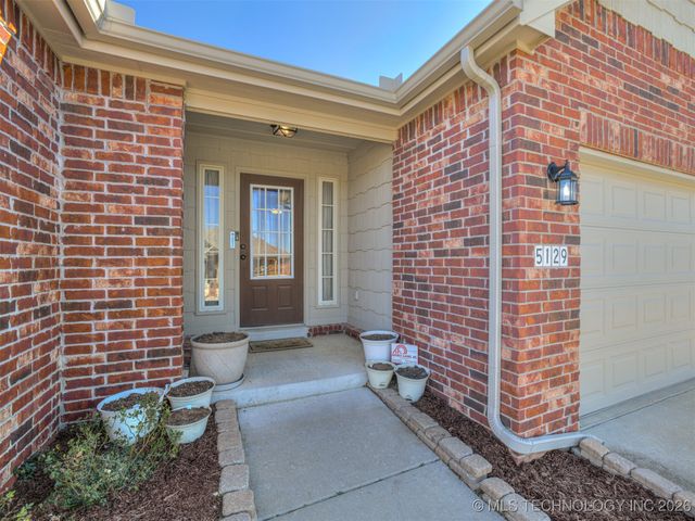 5129 S Skylane Drive W, Sand Springs, OK 74063