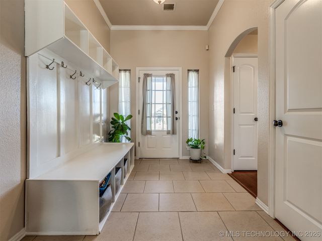 5129 S Skylane Drive W, Sand Springs, OK 74063