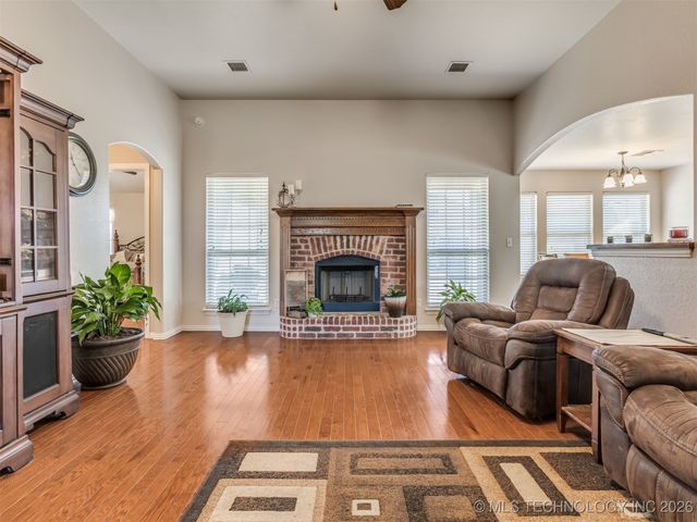 5129 S Skylane Drive W, Sand Springs, OK 74063