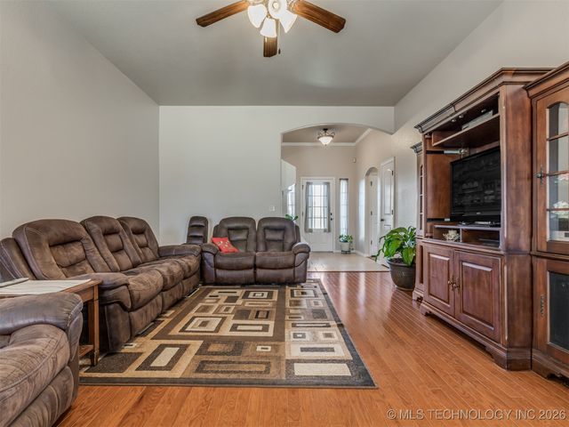 5129 S Skylane Drive W, Sand Springs, OK 74063