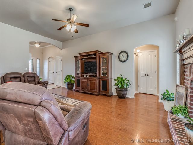 5129 S Skylane Drive W, Sand Springs, OK 74063
