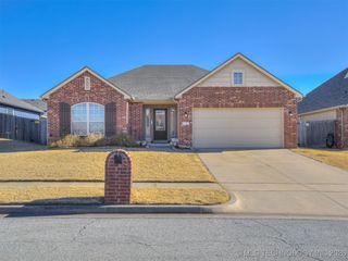 5129 S Skylane Drive W, Sand Springs, OK 74063
