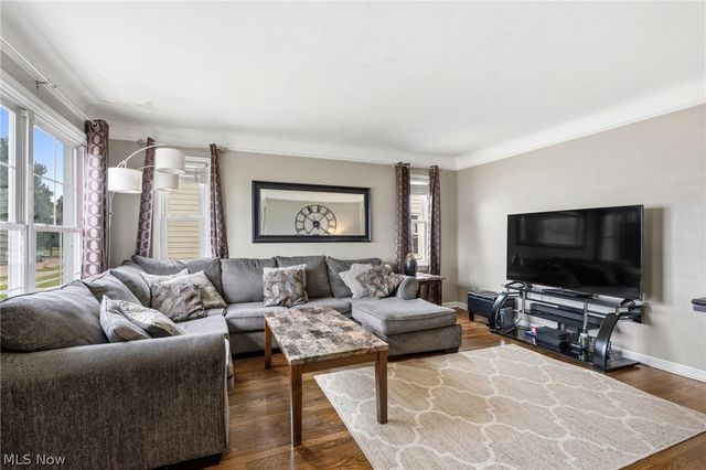 8327 Renwood Drive, Parma, OH 44129