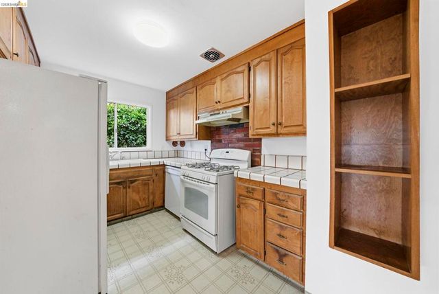 2135 2135 173rd Avenue, Castro Valley, CA 94546