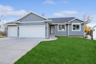 1913 Holly Meadow Avenue SW, Cedar Rapids, IA 52404