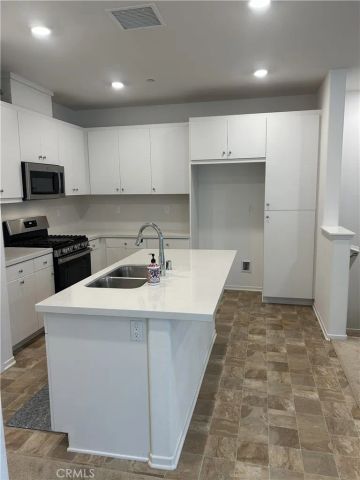 5585 Kate Way 6, Fontana, CA 92336