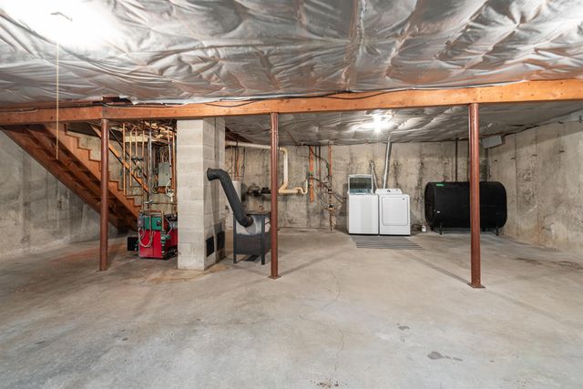 130 Lindstrom Lane, Manchester, NH 03104