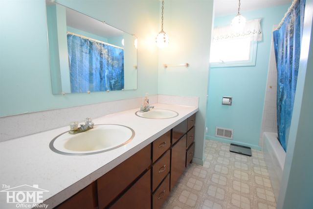 6923 S Byron Road, Durand, MI 48429