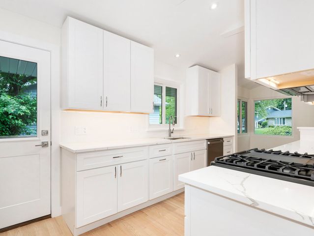 48 Oakwood Drive, Naperville, IL 60540