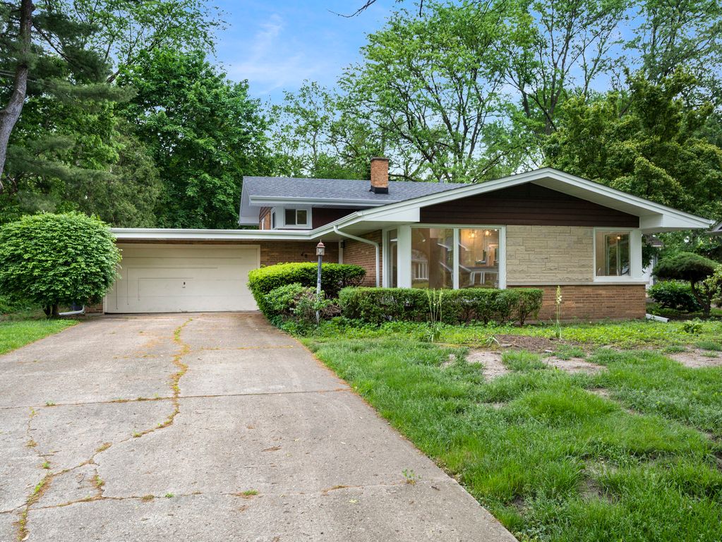 48 Oakwood Drive, Naperville, IL 60540