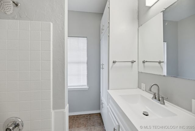 515 W 8th Avenue, Bristow, OK 74010