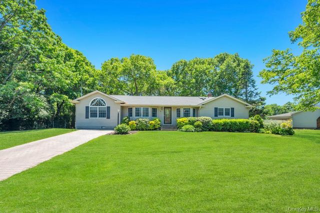8 Camille Lane, Holbrook, NY 11741