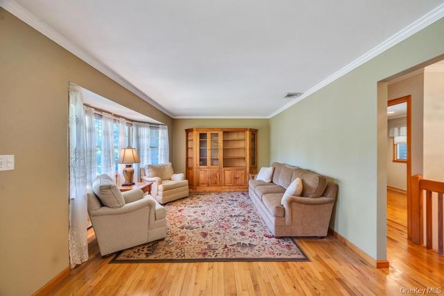 8 Camille Lane, Holbrook, NY 11741