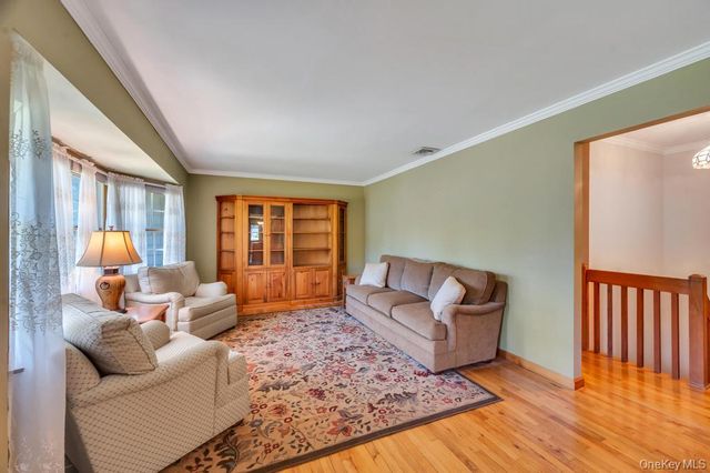 8 Camille Lane, Holbrook, NY 11741