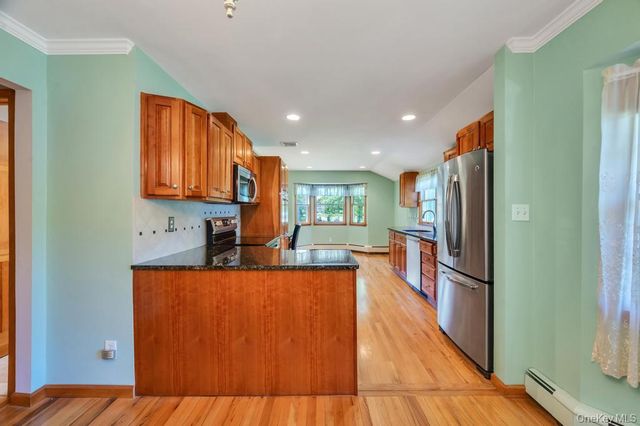 8 Camille Lane, Holbrook, NY 11741