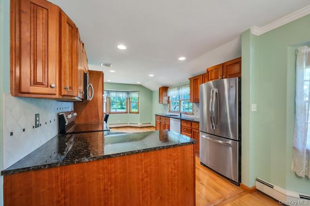 8 Camille Lane, Holbrook, NY 11741