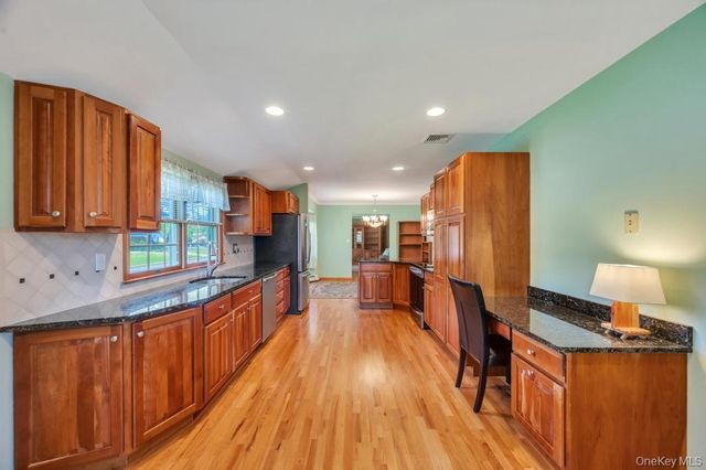 8 Camille Lane, Holbrook, NY 11741