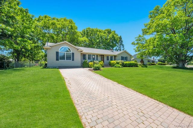 8 Camille Lane, Holbrook, NY 11741